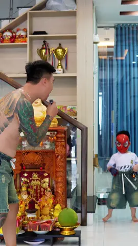 Mặc giống ba nữa chứ 🤣🤣