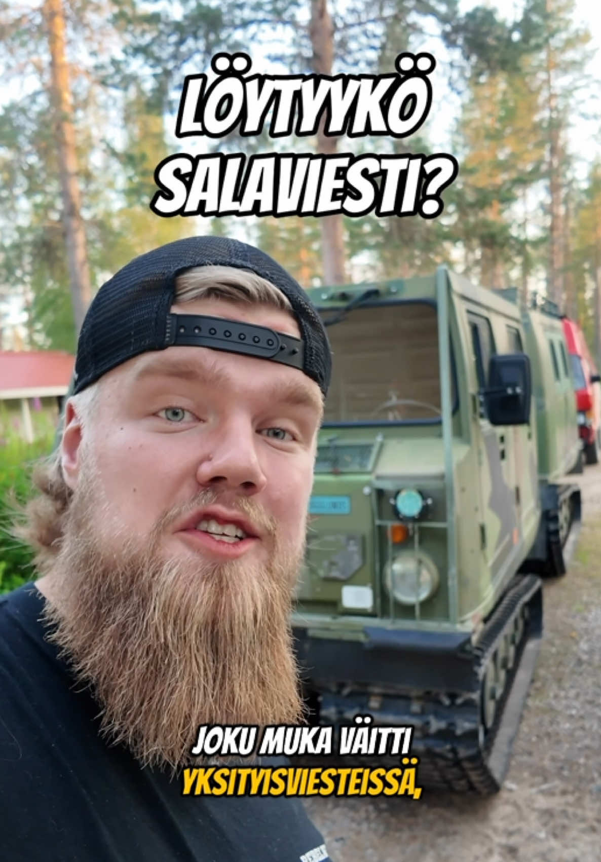 Löytyykö Bandvagnin ratin keskiöstä perinteinen tekamöllien jättämä salaviesti? 😂 Uus video Bankun kohtalosta löytyy nyt Tubesta, linkki biossa! 🔥 Vai mikä tälle on oikea nimitys: Bankku, Teka vai Telahärveli? 😂 Kommentoi! #bankku #bandvagn #telahärveli #telakone #trackvehicle #bv206 #offroad 