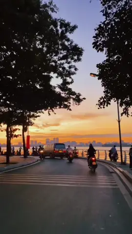 Hoàng hôn Hồ Tây thật đẹp sau một ngày mưa #canhdep #foryou #thuhanoi #hanoi #canhdepthiennhien #kiniem #2025 #giaitri #ynghiacuocsong #gocchill 