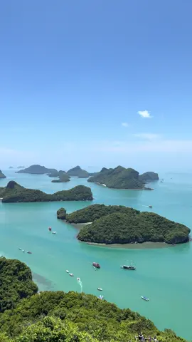 Steep and sweaty but totally worth the 500-meter climb ⛰️🌊🌿🌴🐒 #kohsamui #samui #thailand #island #angthongnationalmarinepark #kosamui 