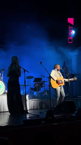 🎶🌴 Laurent Voulzy et sa compagne Isaure Le Foulon sur scène au Festival de Ramatuelle Ambiance douce et estivale hier soir au Festival de Ramatuelle : Laurent Voulzy a partagé la scène avec sa compagne Isaure Le Foulon pour un moment musical complice et lumineux. Entre mélodies intemporelles et regards tendres, le couple a offert au public un instant suspendu sous les étoiles de la Riviera. 💬 Votre chanson préférée de Voulzy ? 👇 Lâchez un 🎸 pour Le soleil donne ou un 🌊 pour Rockollection. #Closer #LaurentVoulzy #IsaureLeFoulon #Ramatuelle #FestivalDeRamatuelle #ConcertDeStars #closervibes 