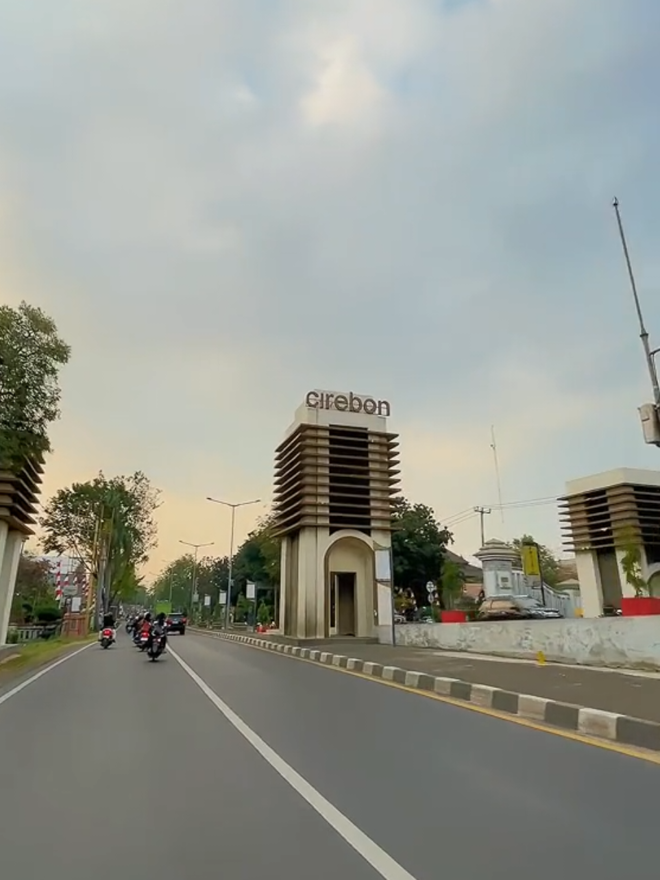 Wong cirtim kalo ke kota pasti tau. Ini dia perbatasan antara Kota dan Kabupaten Cirebon yang terletak di Mundu #mundu #perbatasan #kota #kabupaten #cirebon #Timur #fyp