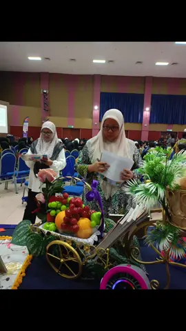 10 Ogos 2025 - Tahniah kepada Pn Amizah Binti Abdullah Sani, Tenaga Pengahar kursus Rekaan Pakaian & Fesyen GM Pekan kerana telah mendapat tempat Pertama di dalam Pertandingan Seni Gubahan Buah-buahan sempena Karnival Buku Daerah Pekan 2025. #gmpekan #mygiatmara #kemahiranmenjaminkehidupan #TVET #jommasukgiatmarapekan 
