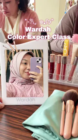 Hari ini seru bangettt🥰 Ikut Wardah Color Expert Class @beauty.bubbly yang diadain di @kasuari exotic resort 💄🎀 Nggak cuma belajar makeup tapi juga dapet ilmu color analysis yang bantu kita milih warna sesuai undertine kita! 💕🥰 Kalau di kota kamu ada event kayak gini, wajib bgt cobainn!! Serius seseru itu dan good vibes bgt 🥰🎀 #kasuariresortxwardah #kasuariresortwithwardah #kasuariresort #wardah #wardahcolorexpert #beautyclass