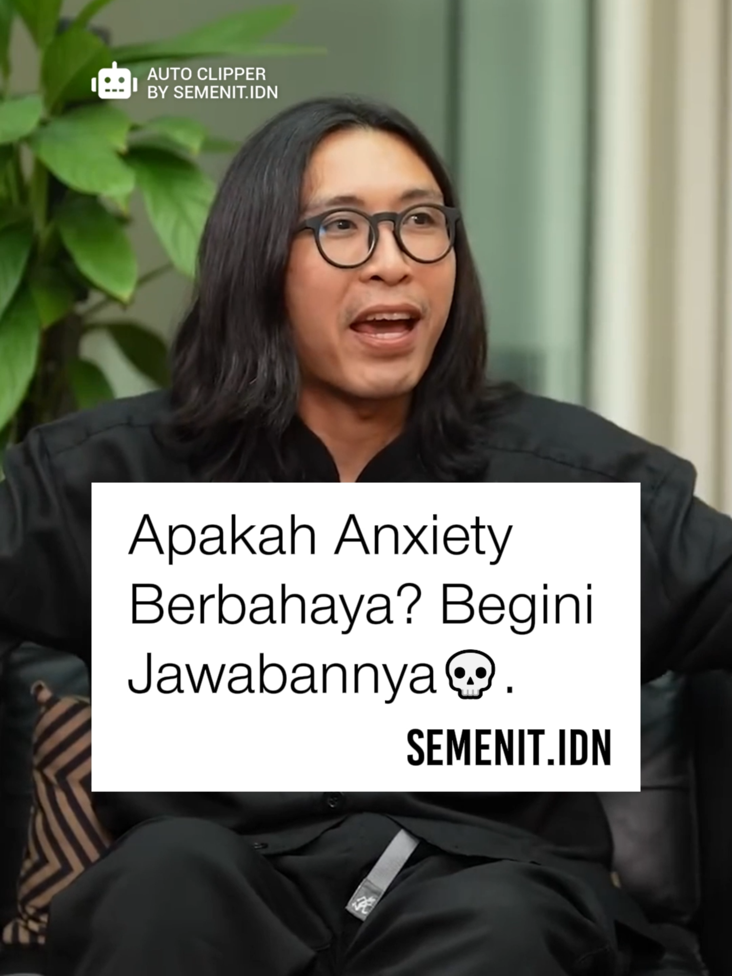 Sering merasa cemas dan gelisah? Tanpa disadari, kecemasan atau anxiety yang terus-menerus bisa berdampak serius pada kesehatan fisik kita. Tapi, seberapa besar sih dampaknya dan kenapa bisa begitu? 🤔 Dalam klip ini, dr. Tirta menjelaskan secara gamblang hubungan antara anxiety dengan peningkatan hormon kortisol dan adrenalin. Ia memaparkan bagaimana kondisi ini bisa memicu kenaikan gula darah dan tekanan darah yang berisiko berujung pada stroke. Dokter Tirta juga menyoroti perbedaan penyebab anxiety pada Gen X, Gen Z, dan Milenial, serta alasan mengapa Gen X dan Gen Z paling banyak mengunjungi psikiater. Mungkin kita sering menganggap remeh kecemasan, padahal dampaknya bisa sangat fatal. Penjelasan ini menjadi pengingat penting untuk lebih peduli pada kesehatan mental kita, apapun generasimu. Yuk, mulai sadari dan kelola kecemasanmu dengan bijak! Apa cara andalanmu untuk mengatasi anxiety? Share di kolom komentar ya! Full Episode sudah tayang di YouTube @gwirjawan  Follow @semenit.idn for daily source for the hottest entertainment clips and trends.  #SemenitIDN #bekahsentosa #doktertirta #Anxiety #KesehatanMental #GenerasiX #GenerasiZ #Milenial #longervideos