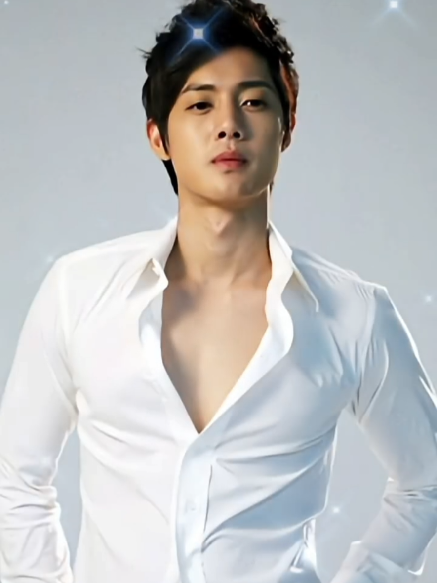 Kim Hyun-joong (sinh ngày 6 tháng 6 năm 1986), từng là trưởng nhóm SS501, anh nổi tiếng qua bộ phim Vườn Sao Băng... Chàng Ji hoo năm ấy chúng ta cùng theo đuổi nay đã gần 40 tuổi, anh đã trải qua những năm tháng thăng trầm trong sự nghiệp. Mong anh trở lại mạnh mẽ hơn😘 #traidepchaua #xuhuongtiktok  #kimhuynjoong