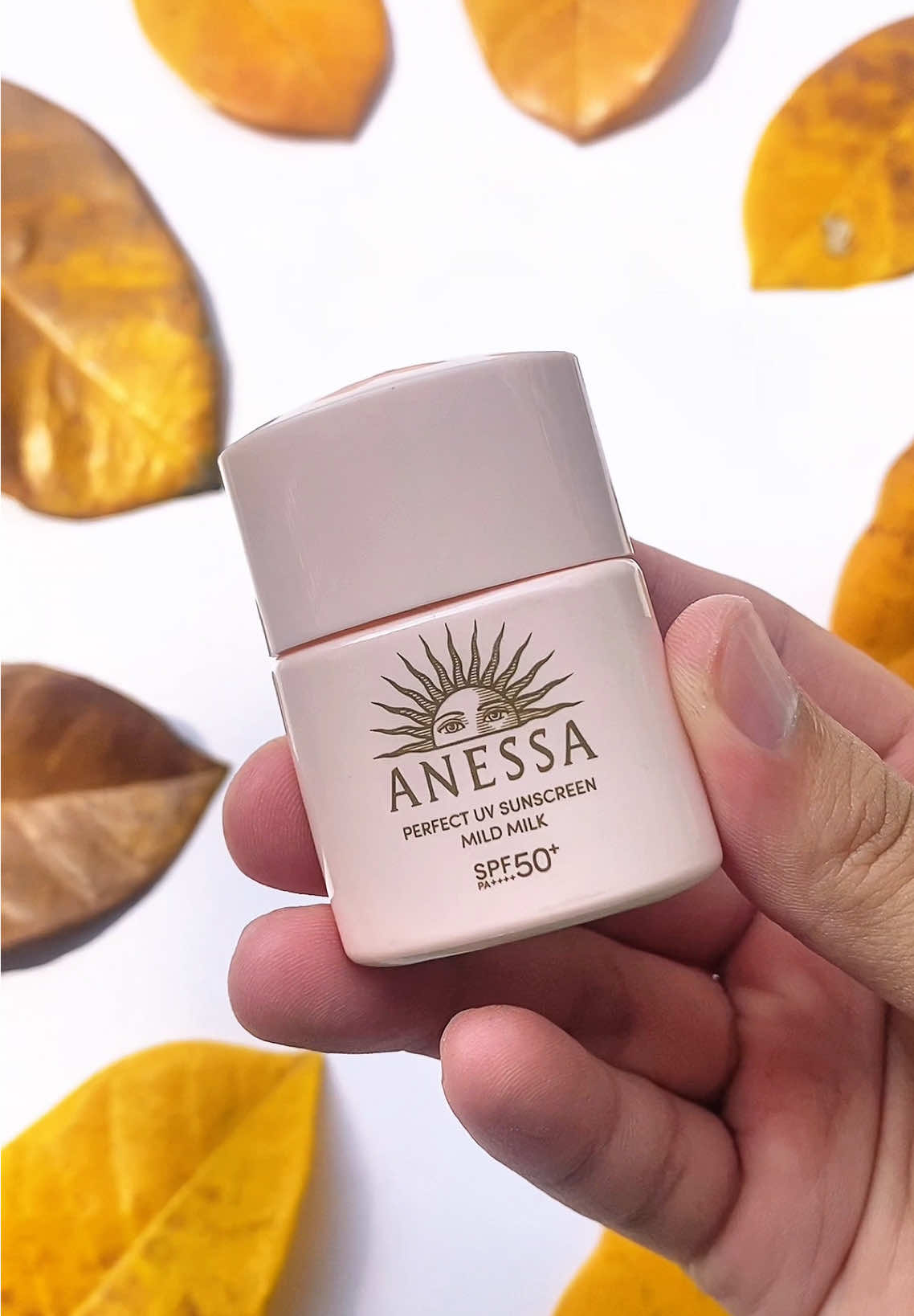 Thoa kem chống nắng Anessa trước makeup làm lớp lót mịn, giúp lớp nền ăn da và bền màu hơn, thành phần dưỡng ẩm nhẹ hỗ trợ da không khô trong ngày dài, phù hợp cho người thường xuyên tiếp xúc nắng. #kemchongnang #anessa 