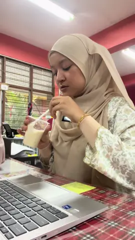 Handsock selesa dan kemas. Lepas ni tak payah nak cover cover lengan baju dah bila menulis dekat white board. Cikgu kene ada !