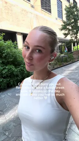 got away from the office 💅 but seriously it makes such a difference #corporatelife #corporategirlies #takeabreak 