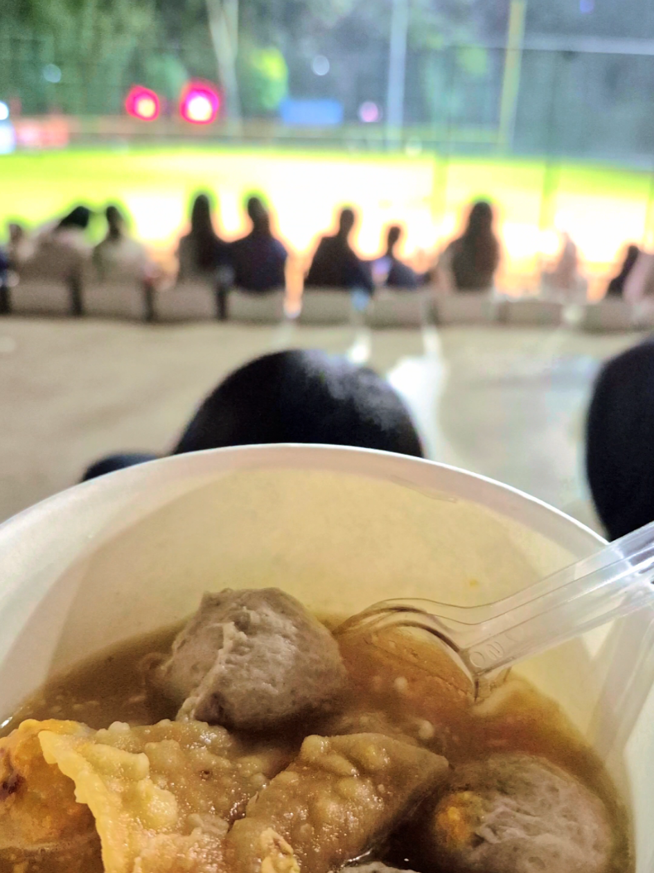 Oh gini rasanyaa ngebaso sambil nonton softball di GBK 📍🥎 #softballgbk #baksolapangansoftball #baksoviral #gbk #gbksenayan