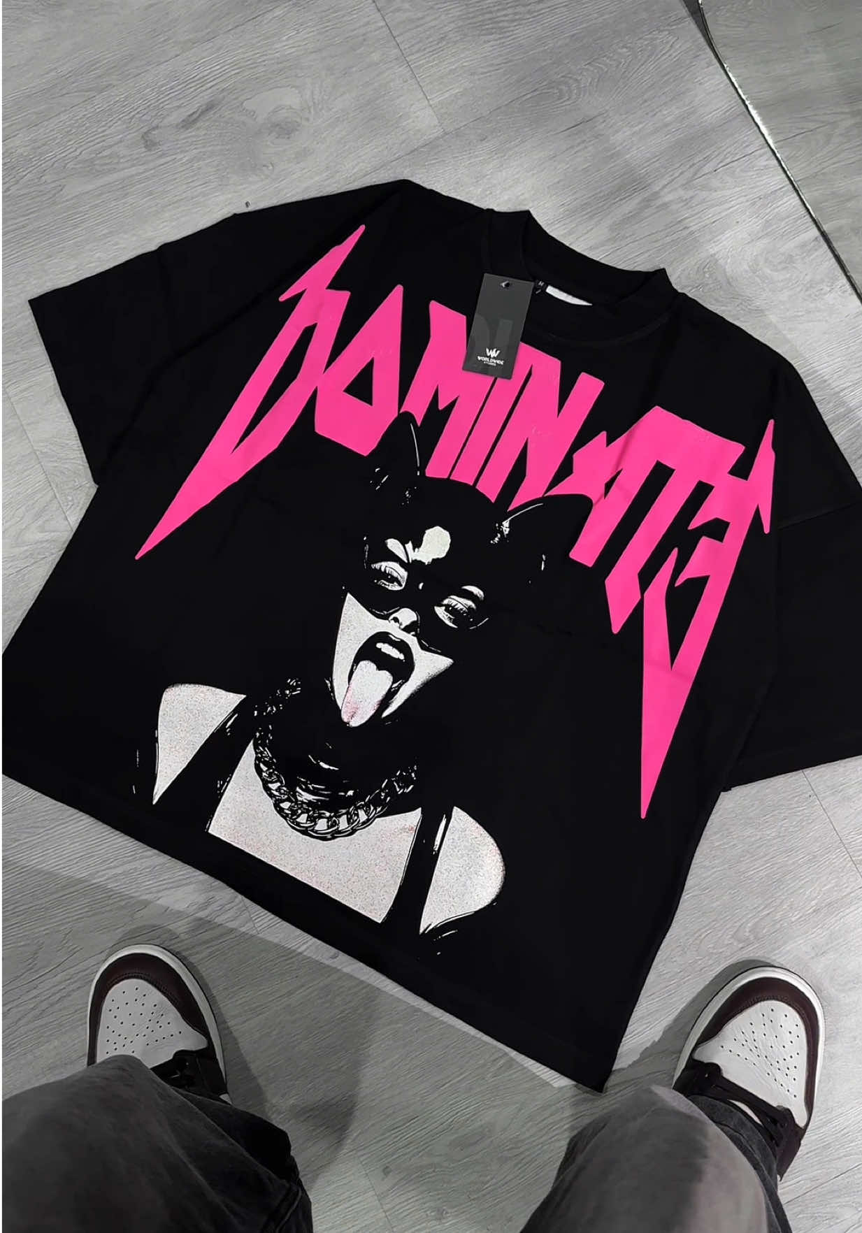 Yang satu ini jangan sampai di lupakan nih. Kaos boxy fit oversized dominated, ready buat kalian checkout di keranjang kuning #WRLDstudios #boxyfit #oversized #kaospria #bajucowok 