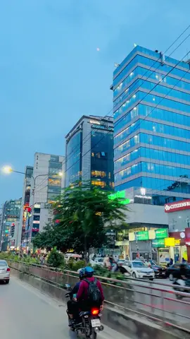 ধানমন্ডি সাতমসজিদ রোড এর সন্ধ্যার সময় দৃশ্য। #DhakaBangladesh #Dhanmondi #DhakaCity #srstory #foryoupage #foryou 