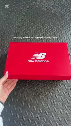 first pair of beginner running shoes ✨new balance 520 v9 ✨#newbalance #newbalance520 #runnergirl #runtok #beginnerrunner #shoeunboxing #fyp #strava #runningmotivation 