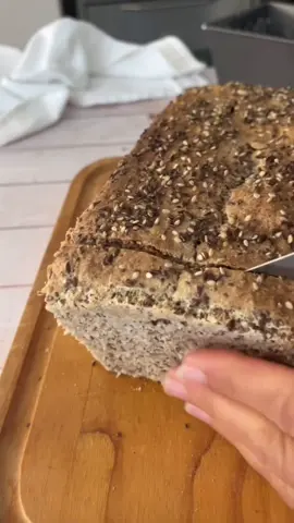 🍞Pão de Forma Proteico sem Glúten 🍞Ingredientes para um pão 150g de farinha de trigo sarraceno  100g de amido de mandioca  40g de farinha de grão-de-bico 1 colher de sopa de psyllium  1 colher de chá de sal 1 ovo  2 colheres de sopa de mix de sementes 7g de fermento biológico seco 1 colher de sopa de mel 260 ml de água morna 1 colher de sopa de azeite  🍞Em uma tigela, dilua a água, o mel e o fermento. Separadamente, misture as farinhas, o psyllium, o sal e as sementes. Em outra tigela, bata os ovos, adicione os ingredientes secos, o óleo e o fermento e misture bem. Cubra e deixe descansar por 20 minutos. Em seguida, transfira para uma forma de pudim ou pão untada e enfarinhada. Polvilhe com as sementes. Deixe crescer por 30 minutos e asse a 180°C por cerca de 45 minutos. #LIVEIncentiveProgram #LIVEStory #PaidPartnership 