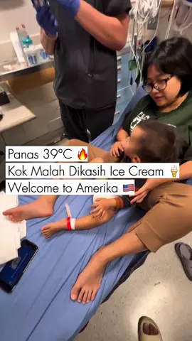 Eskrim kok buat obat demam? Banyak yang kaget, “Kok bisa es krim dianjurkan dokter di luar negeri, tapi di sini malah dibilang jangan?” Tenang, ini bukan soal negara mana yang lebih pintar, tapi soal konteks medis dan seni pengobatan dokter Dalam kondisi tertentu, dokter memang bisa memberikan es krim pada anak yang sedang sakit dan ini ada alasannya: 1. Memberi kenyamanan emosional. Kadang, yang dibutuhkan bukan cuma obat. Kalau anak takut atau trauma, dokter bisa pilih cara yang bikin dia tenang dulu. 2. Bantu rehidrasi. Es krim mengandung cairan. Sama seperti minum air putih, jus, atau makan sop, dia bisa membantu mengganti cairan tubuh yang hilang. 3. Mengatasi hipoglikemia. Saat anak sakit dan malas makan, kadar gula darah bisa turun. Gula sederhana di es krim bisa jadi solusi jangka pendek. Tapi ingat, ini bukan terapi utama. Ada aturannya: ❌ Tidak untuk anak di bawah 2 tahun. ⏳ Hanya untuk jangka pendek. 👨‍⚕️ Dilakukan atas pertimbangan dokter, bukan inisiatif sendiri. Jadi, jangan tiba-tiba kasih es krim ke anak demam tanpa arahan medis, apalagi di depan mertua protektif.  Bisa-bisa, yang sakit bukan cuma anaknya, tapi juga hubungan keluarga yaa bunn😊