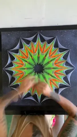 Transformando linhas e pregos em pura magia, isso é string art 💛 Mais um vídeo mostrando o processo de criação de uma obra de arte única. E sim, eu vendo essas obras ✨ Também ensino você a criar através da técnica do String Art. Quer aprender ou encomendar a sua? Me mande mensagem aqui no TikTok 💌 #StringArtLuz #CursoDeStringArt #StringArtBrasil #ArteGeometrica #ArteUnica #stringart #art #viral #fyp #foryou #artprocess #artistsoftiktok #creativeprocess #handmade #decor #artwork