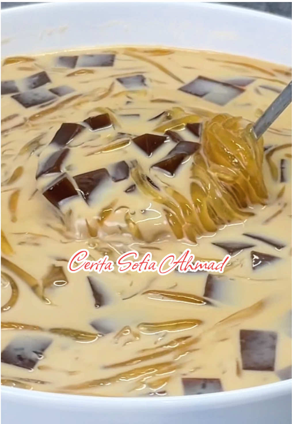 Bahan -bahan  * JELLY KELAPA TEH * 1 sachet nutrijell kelapa  4 sdm gula pasir  600 ml air  4 sachet teh celup di larutkan dengan 200 ml air panas mendidih  *JELLY COKLAT* 1 sachet nutrijell coklat 4 sdm gula pasir  700 ml air  Kuah teh susu  800 ml air  4 sdm gula pasir  120 gram kental Manis 3 sachet minuman Mac Tea 500 ml susu UHT Full cream  Kuah bisa di buah 2 kali resep masih oke untuk topingnya . Karna ini topingnya sangat melimpah . #minumantehtarik  #esjellytehtarik #minumankekinian