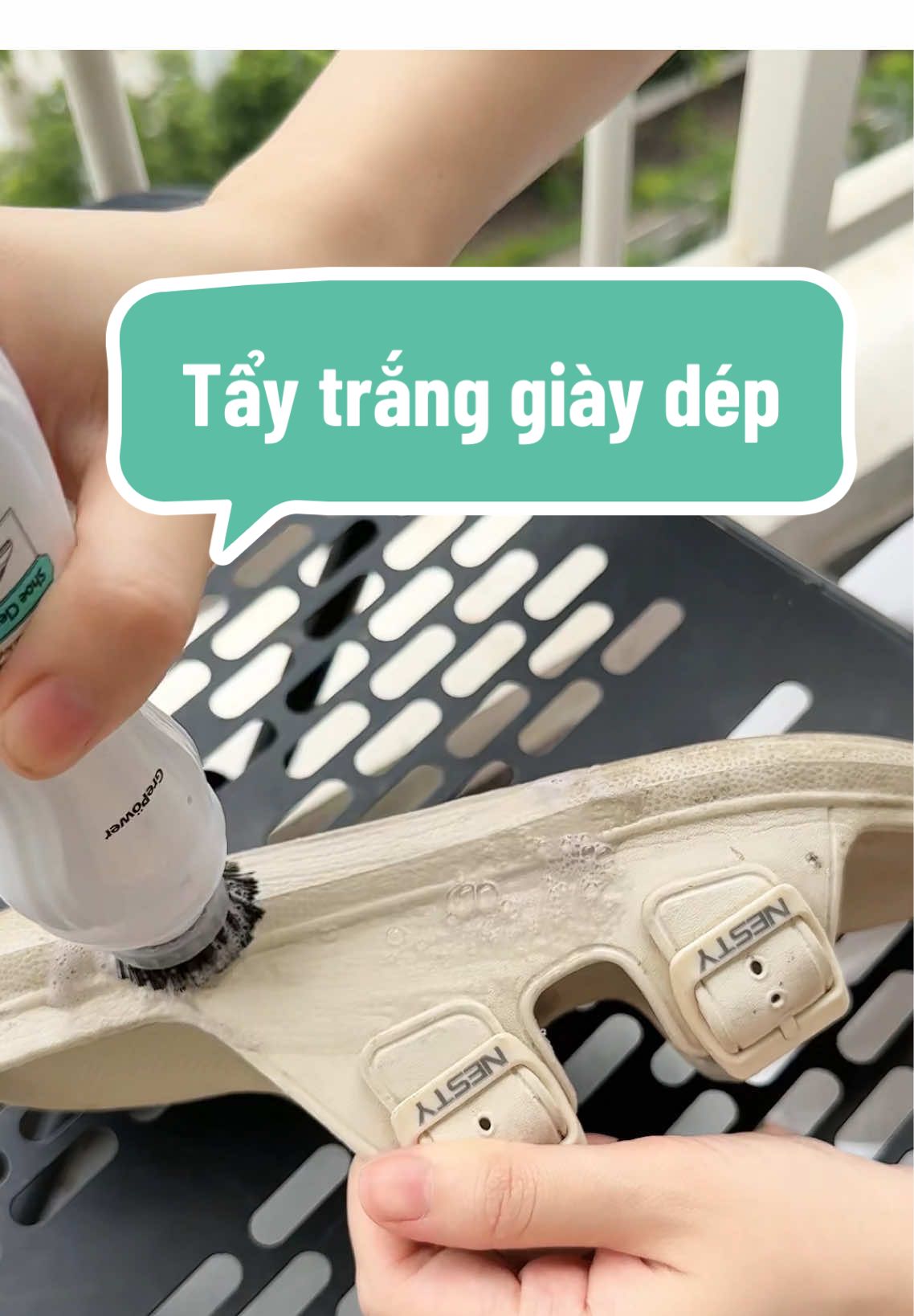 Đi giày trắng dắt luôn túi xách cái này tiện lắm các bác ạ #metayreview #taytranggiaydep #taytranggiay #taygiay 