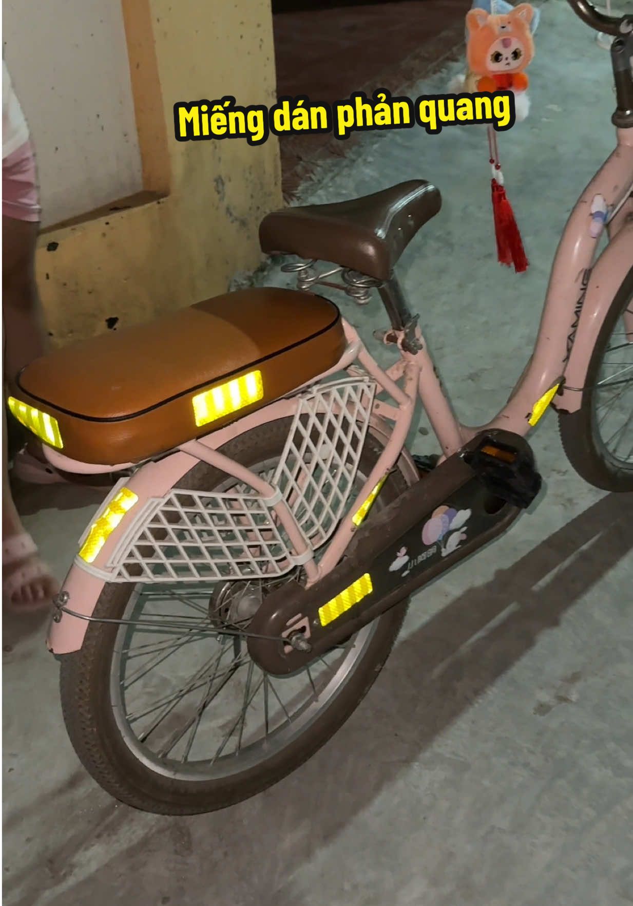 Miếng dán phản quang dán xe đạp xe máy mũ bảo hiểm cực kì hữu ích #miengdanphanquang #miengdanphanquangxemayxedap 