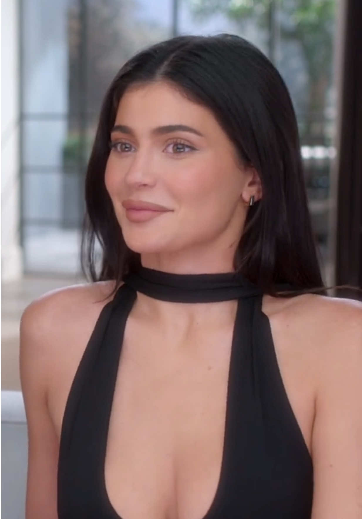 Kylie Jenner turns 28 today! 🎥 @kardashianshulu   #kyliejenner #kylie #birthday #kyliejenneredit #fashiontiktok #TikTokFashion #keepingupwiththekardashians #kardashians #thekardashians #kendalljenner 