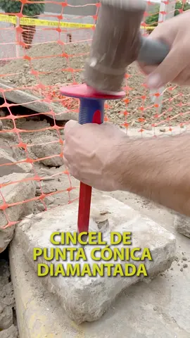 👉Cincel de punta diamantada 4x300mm con mango. Fabricado para trabajos exigentes como corte y demolición de hormigón.🥇 ✅ Tratamiento de superficie con pulverización electrostática, mayor resistencia a la corrosión. ✅ Mango ergonómico con recubrimiento bicolor y protección para la mano, mayor seguridad y control. ✅ Fabricado con acero aleado 60CR-V, alta durabilidad y rendimiento. ✅ Punta cónica de forma diamantada (60°) para mayor precisión en cada golpe. 💯¡SOMOS FABRICANTES!🇵🇪 📞(+51) 989 370 976 ☎ (01) 782 3718 📩 ventas@drafperu.com 🌐 drafperu.com