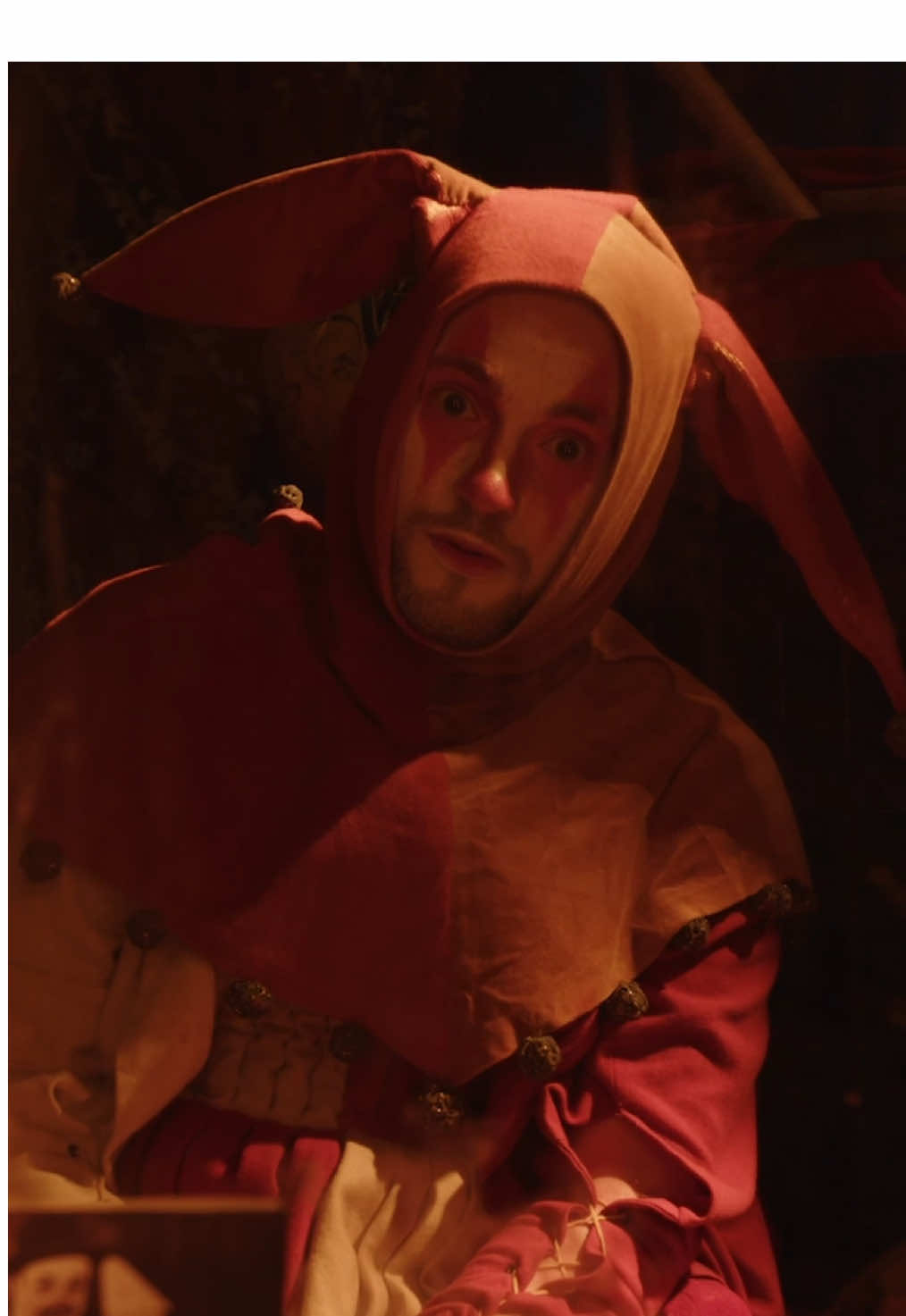 «Пляска дурака» — это эпилог к новому альбому «О боли», который выйдет в феврале. Это завершённое произведение, учитывающее всё то, что я хочу или захочу в будущем сказать по поводу этого альбома. Это завершенное произведение, в котором я от лица самого приближенного к автору, говорю очень простыми словами, что, где и как произошло. Описываю свое психоэмоциональное состояние на протяжении всего трека, где в первом куплете это заблудший человек, потерявший веру и надежду, но по какой-то причине он продолжает делать то, что он делает, сам не понимая из-за чего, описывая свою ситуацию как очень плохой и депрессивный период в своей жизни. Далее идет проигрыш, наконец-то, он останавливается, и в этом бреду начинает искать истину, просто перебирая, как он делает это всегда, в своем сознании все нужные ему мысли, которые вертятся у него в голове. После чего, спустя эти доводы и спустя этот мыслительный процесс, приходит к простой истине, которая рождается у его внутреннего парня-романтика, который берет в руки гитару и честно, искренно, открыто, с нужной ему злостью, с нужным ему свободомыслием и хорошим настроем, правильным, с четким позиционным стержнем, говорит своей прошедшей любви абсолютно все то, что он хотел сказать до. Это прекрасное письмо в будущее и прекрасный ключ к тому, чтобы понять заранее, о чем же будет грядущий альбом. Именно для этого мы выпускаем его за полгода. Это очень важное и ответственное мероприятие – прослушать этот трек. И именно поэтому я уверен, что за полгода вся аудитория рубежа обязательно приблизится и прикоснется к этому великому искусству под названием музыка. Спасибо. 