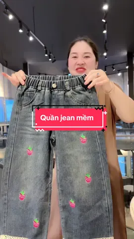 Quần jean mềm hình trái dâu hoạ tiết dễ thương lắm nè mấy bà. Mua cho con đi học đi chơi #quanjeanbegai #quanjeanbegaixinh #quanaobegai #dochobe  @Uyên Đan 💕  @Uyên Đan 💕  @Uyên Đan 💕 