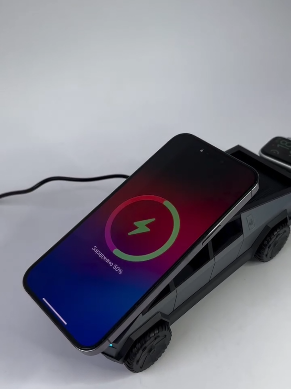 Chargeur sans fil 3 en 1 CyberDock – Design inspiré du Cybertruck, puissance 15W. Rechargez smartphone, écouteurs et montre en même temps. Parfait pour un bureau ou setup gaming. #ChargeurSansFil #Cybertruck #SetupGaming #AccessoireTech #Casewear 