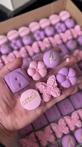 Personalizados para Ariela 💜 #personalizados #brigadeiropersonalizado #docesperaonalizados #brigadeiro #brigadeirogourmet #docesportoalegre #brigadeirosportoalegre #doces #portoalegre 