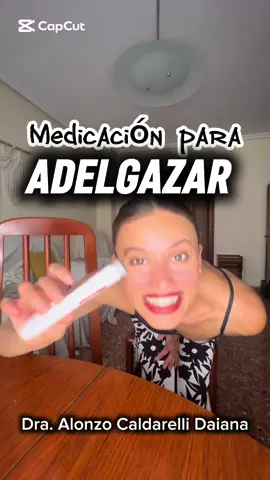 👉La semaglutida es un análogo del GLP-1, y la tirzepatida es agonista dual de GLP-1 y GIP, las cuales son hormonas que regulan el apetito y el metabolismo. Fueron creadas para tratar la diabetes tipo 2 y han demostrado ser altamente efectivas para la pérdida de peso. En estudios clínicos se demostró una reducción del 16% del peso corporal en 68 semanas (disminuyendo también valores de colesterol, glucemia y presión arterial). 👉¿Cómo funciona?  ✔️ Disminuye el apetito -aumenta la sensación de saciedad al actuar en áreas del cerebro que regulan el hambre-.  ✔️ Retarda el vaciamiento gástrico.  ✔️ Reduce la ingesta calórica.  ✔️ Mejora la regulación de glucosa. 👉En quienes se indica? personas con: -Obesidad (IMC ≥ 30) -Sobrepeso (IMC ≥ 27) con enfermedades asociadas (hipertensión, dislipidemia, apnea del sueño, prediabetes o diabetes tipo 2) 👉Puede estar contraindicada en personas con ciertos problemas digestivos o antecedentes de cáncer medular de tiroides. 📆 cómo se utiliza? Una vez por semana mediante inyección subcutánea. ⚠️ Efectos secundarios posibles: náuseas, malestar gastrointestinal, estreñimiento o diarrea.  🇪🇸 En España, semaglutide está aprobado para obesidad; Tirzepatida llegó más tarde y tiene precio más alto pero es muy efectivo.  🇦🇷 En Argentina, semaglutida es más conocida y tirzepatida aún no está disponible. ‼️ En ninguno de los dos países estan financiadas, aunque en Argentina algunos laboratorios otorgan descuentos puntuales que facilitan su uso. 🔑 La clave del éxito:  💡NO es mágica. DEBE ser parte de un enfoque integral, acompañado por:  ✔️ Evaluación y seguimiento médico 👩🏼‍⚕️   ✔️ Cambios sostenibles en la alimentación 🥗   ✔️ Actividad física regular 🏋️   ✔️ Educación en salud y *estilo de vida*. 😎 👩‍⚕️ SIEMPRE debe ser indicada y controlada por un profesional de la salud ☑️  👉Sabías esto? Déjame tus dudas en comentarios! 👇 Seguimos charlando en la consulta médica del estilo de vida Dra. Dai 👩🏼‍⚕️  #bajardepeso #nutricion #habitossaludables #medicinadelestilodevida #adelgazar 
