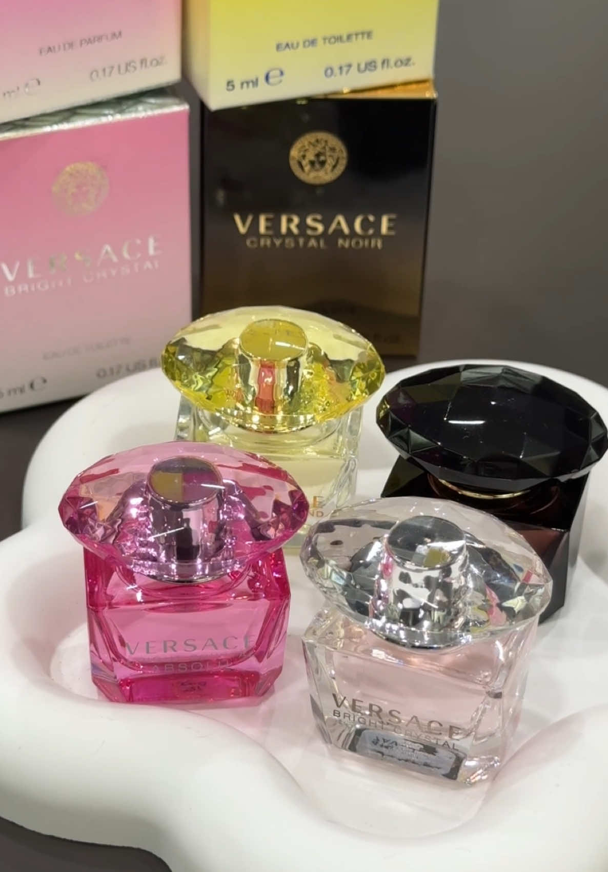 4 viên pha lê lấp lánh, nữ tính và sang chảnh của Versace phiên bản mini. ✨ 𝐂𝐨𝐦𝐛𝐨 𝐓𝐡𝐞 𝐌𝐢𝐧𝐢 𝐆𝐞𝐦𝐬 - 𝟕𝟗𝟗𝐤 Inbox ngay cho 𝐚𝐧𝐧𝐨𝐫𝐚 để sở hữu ngay combo siêu hot này bạn nhé! #annora #annoravn #unboxing #combo #versace #brightcrystal #crystals #gem #perfume #perfumetiktok #miniperfume #perfumetiktok #asmr #fyp #nuochoachinhhang #nuochoa #nuochoanam #nuochoanu #nuochoamini #xuhuongtiktok #viral