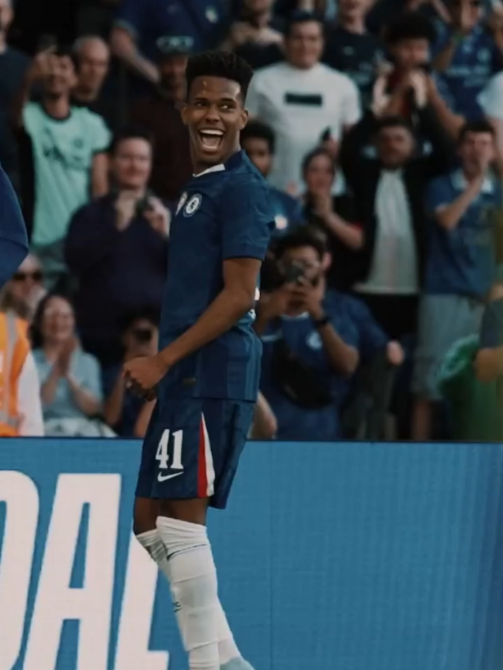 INÍCIO PERFEITO! 🤩 Aquela sensação de quem começou com tudo no novo clube! Se liga na comemoração do primeiro gol de Estêvão pelo Chelsea! 🔵🏴󠁧󠁢󠁥󠁮󠁧󠁿 🎥: Chelsea FC #Futebolinternacional #Estêvão #Chelsea #redes6