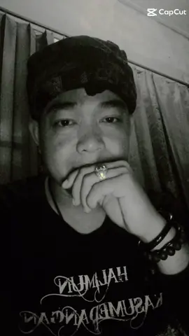 Tambah ngalamun...pamugi aya lamunan...heheh kuring nu sok di IKET...  Majarkeun tingaleun zaman...jalma aneh cenah ciga dukun...kitu kanyataana kiwari... Urang sunda poho kana temah wadi teu wawuh kana jati dirina... Pun...sihapunten nun urang guar sakedik...siloka iket...pamugi katampi ku guaran elmu nu sakedik pamugi  ka pi eling kana diri... Iket juru opat ngandung harti PAPAT KALIMA PANCER... Juru opat perlambang dulur opat inti kahirupan nyaeta TANEUH... CAI... SEUNEU... Jeung ANGIN... Kalima PANCER ngandung arti pusatna diri urang pribadi... Tina segi opat di tilep jadi juru tilu perlambang TRI TANGTU nu kudu gulangkep gumulung ngajadi hiji  antara RAGA...RASA...jeung INGSUNna...tah kitu...teras di tilep nulobana lima tilepan...nu di sebut tilep PANCA NITI tea ningan...NITI HARTI ngarti tea ngarana... NITI SURTI paham tea ngarana... NITI BAKTI babakti tea ngarana...pamungkas NITI SAJATI tahap kasajatian manunggal jeung GUSTIna... Nu ahirna iket nerap ngajadi SANGHIYANG TUNGGAL gambaran numaha CIPTA nungabalukar kana diri jadi LUNGGUH TIMPUH HANDAP ASOR DEPE DEPE teu adigung adiguna asa aing uyah kidul mungguh taat tur patuh ka gustina...makana sing saha jalma dimana geus make iket kudu ngalakonan PANCA DARMA... Tuh siah!!!gening... Hiji Apal kana PURWA DAKSI diri, apal hormat tilawat kana asal usul diri...  Dua Tunduk kana TATAKRAMA tunduk kana aturan pan tina TATA SALIRA tadina heheh... Tilu NGELMU nu ngandung harti ulah bodo urang sundamah kudu luhung elmuna jembar pangabisana beibeuuhhh... Opat NGAGUNGKEUN pangeranana...tah aya gening heheh...Lima BABAKTI ka BANGSA jeung NAGARANA...tuh gening...Dimana kampungana duluuurrr jeung dimana gorengnaaa...pun sampun paralun si hapunten duluuurrr maklum urang lembur pira tukang leuleuweungan...😁 cag ah de ebog... Heula...apal ebog... Heheh# acan ngaran bentuk iketnamah braderrr karek bubuka iyeumah...😀