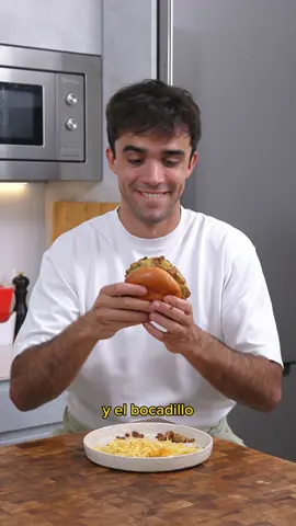 🇺🇸 burger de boloñesa??? yes pleaseeee!! (italianos, ya sé que no es una boloñesa, es una aproximación, una evocación, lo siento 😭😭) 🗒️ingredientesssss - 500g ternera picada - 1 cebolla - 100g bacon - 1 cucharada concentrado de tomate - 1/2 cucharada ketchup  - 1/2 cucharada mostaza amarilla - Chorro salsa inglesa - 3 dientes de ajo - 1 cucharada de harina - 500ml de caldo de pollo #Receta #recetafacil #burger #comer #cocinar #cocina #sandwich 