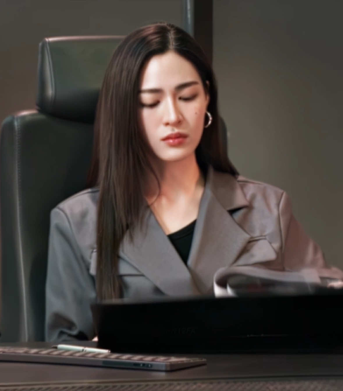 She is really good at cooking  #onlyyou #thesecretofus #lingorm #linglingkwong #ormkornnaphat #тайфд #лингорм #fyp #foryou #edit #aftereffects @Lingling Kwong @ออมออมเอง:^D 