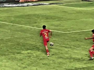 روبن نيفيز… المايسترو البرتغالي الذي جعل من وسط الملعب لوحة فنية متحركة. بلمساته الساحرة وتمريراته الدقيقة، يحوّل الهجمة إلى سيمفونية كروية لا يقدر على عزفها سواه. رايق في تحركاته، هادئ تحت الضغط، وكأنه يملك متسعًا من الوقت حتى في أكثر اللحظات ازدحامًا. في الدوري السعودي، لم يكتفِ نيفيز بأن يكون نجمًا، بل أثبت للجميع أنه أفضل لاعب وسط بلا منازع، يجمع بين القوة والرؤية، بين الإبداع والانضباط. باختصار… هو السحر الذي يسير على عشب الملعب #fyp #alhilal #rubenneves 