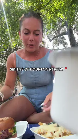 Smiths of bourton is a MUST if you are visiting!! Unreal isn’t even the word 🤤 #bourton_on_the_water #cotswolds #staycation #burger #smiths #familytime #familyholiday 