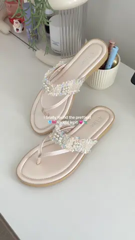 kondangan pake sendal jepit mah gapapa bangettt kalo modelnya secantik ini 😚💘 #sandalwanita #sandalforwomen #vanillagirlaesthetic #vanillagirl #cleangirl #cleangirlaesthetic 