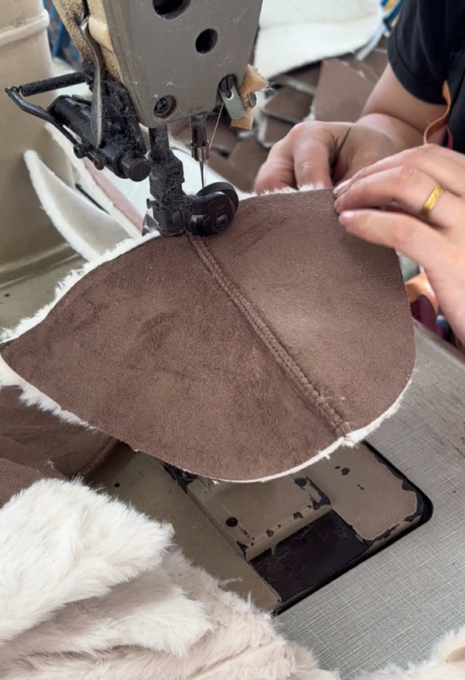 Fleece-lined upper stitching for plush slippers #slippers #plushslippers #indoorshoes #b2b #footwear #shoemanufacturer #shoesfactory #fashion #fyp 