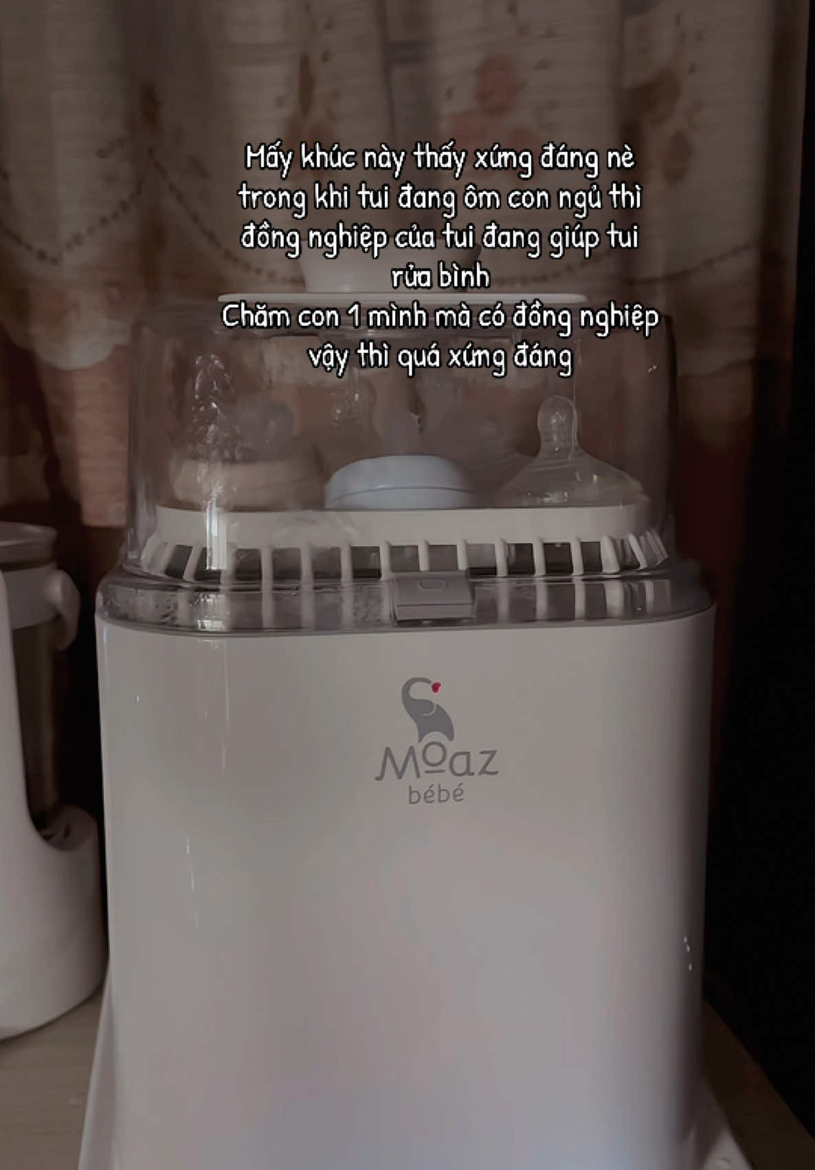 7h tối là tui ôm con ngủ để đồng nghiệp giúp tui rửa bình xong tiệt trùng bảo quản luôn khuya con uống 🍼 chỉ việc lấy bình rồi pha nhàn hẵn các mom ơi #mayruabinhsua #moazbebe #mebimsua #hanhtrinhlamme #momlife #xh #fybシ #mebimsua #xuhuong 