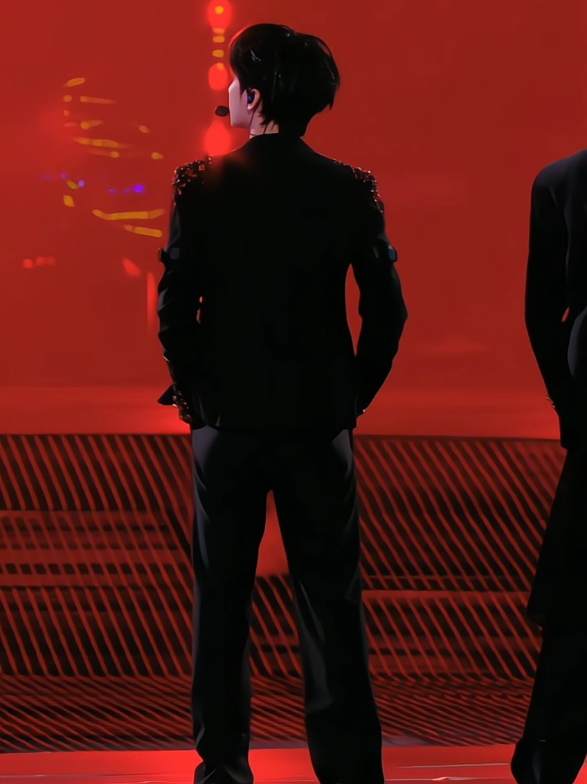 his back ✨🫦 #เหยียนฮ่าวเฉียง #yanhaoxiang #严浩翔  #nghiêmhạotường #nghiemhaotuong #tnt #tnt_thời_đại_thiếu_niên_đoàn 