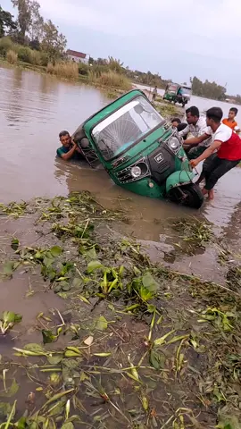 গাড়ি উল্টে গেছে 