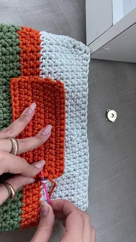 Você sabe criar um bolso de crochê?  Eu descobri recentemente que essa técnica ENCHE OS OLHOS DA CLIENTE 😍 e vale super a pena fazer nas suas peças, sabe porque?  É fácil, é rápido e super econômico!  Com pouco fio você cria um DIFERENCIAL pra sua bolsa e ela se torna mais exclusiva ainda!  Quer receber o passo a passo do zero?  Comenta aqui embaixo “BOLSO” que eu te envio o tutorial completo 🤎 #bolsodecroche #bolsadecroche #croche #crochemoderno #crochetbag #crocheterapia #crochetando  