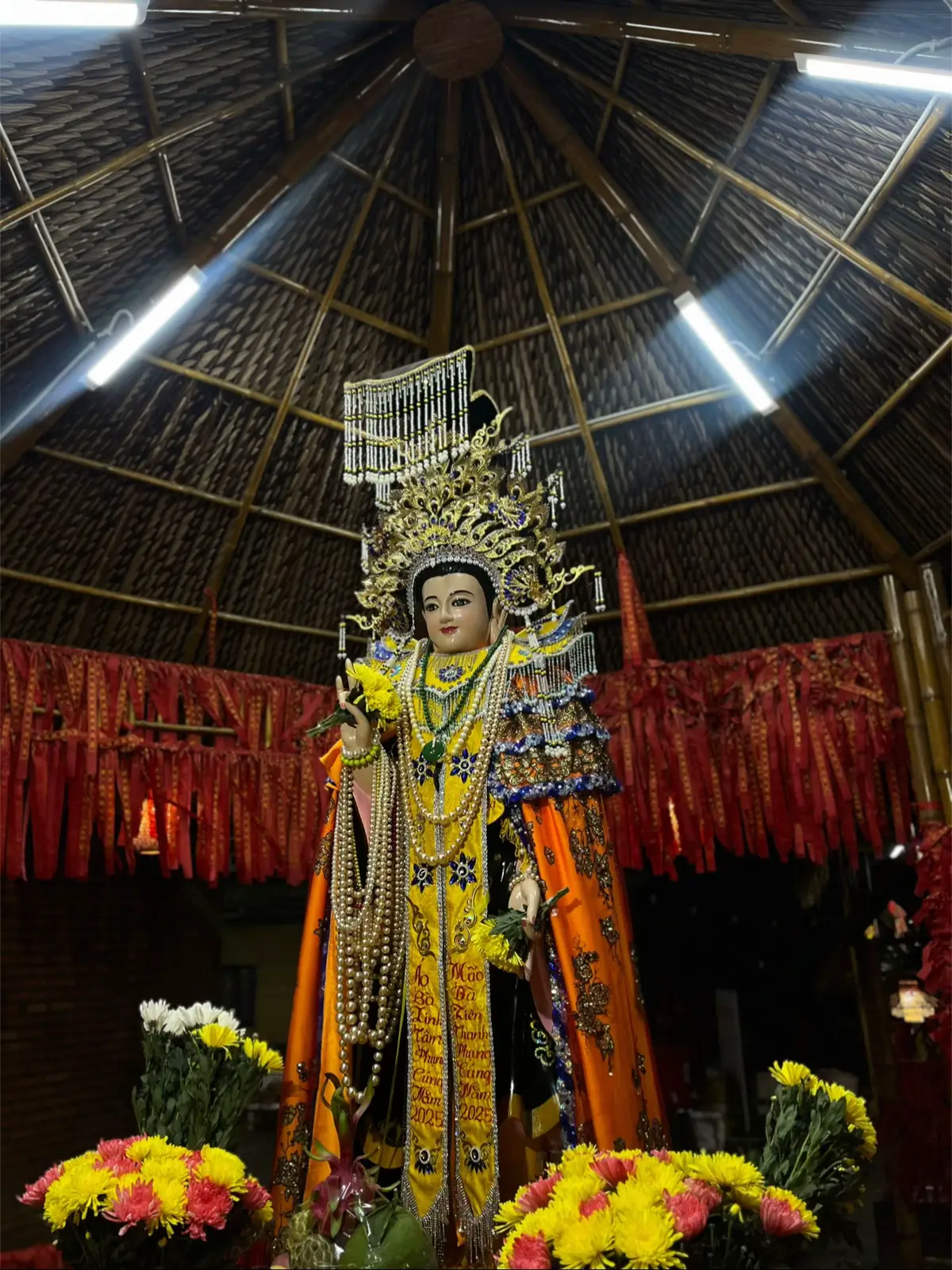 Mẹ Mẫu Dong Tháp(TG) - Từ bao đời nay, Mẹ Mẫu vẫn là chỗ dựa tinh thần của muôn người. Ai một lần thành tâm hướng về Mẹ đều cảm nhận được sự che chở, nâng đỡ nhiệm mầu. Nhiều người kể lại, khi khấn nguyện trước Mẹ, những khó khăn tưởng chừng không lối thoát bỗng được tháo gỡ; bệnh tật được thuyên giảm; gia đạo yên ổn; con cái thuận hòa.#memautiengiang #xuhuongtiktok #medieutrikimmau #viral #hunglongcotu #medieutrikimmauochogaotiengiang 