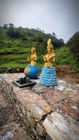 किरातिहरुको मुन्दुम अनुसार सृष्टिको उत्पत्ति केन्द्र यहि साल्पा पोखरी र सिलिचुङ शिर हो! यहि साल्पा सिलिचुङनै किराँती  सृष्टिकर्ताहरु रिभ्यामा र रिकापाको अनि सुम्निमा पारुहाङ्को उत्पत्ति भई मानव सृष्टिको उत्पत्ति गराउनु भएको थियो! भन्ने विश्वास रहेको छ 🙏video credit @Mahir🌹🥰 @इन्साइड महाकुलुङ #salpasilichho #bhojpur #kirat #fyp #gantabya #nepal 