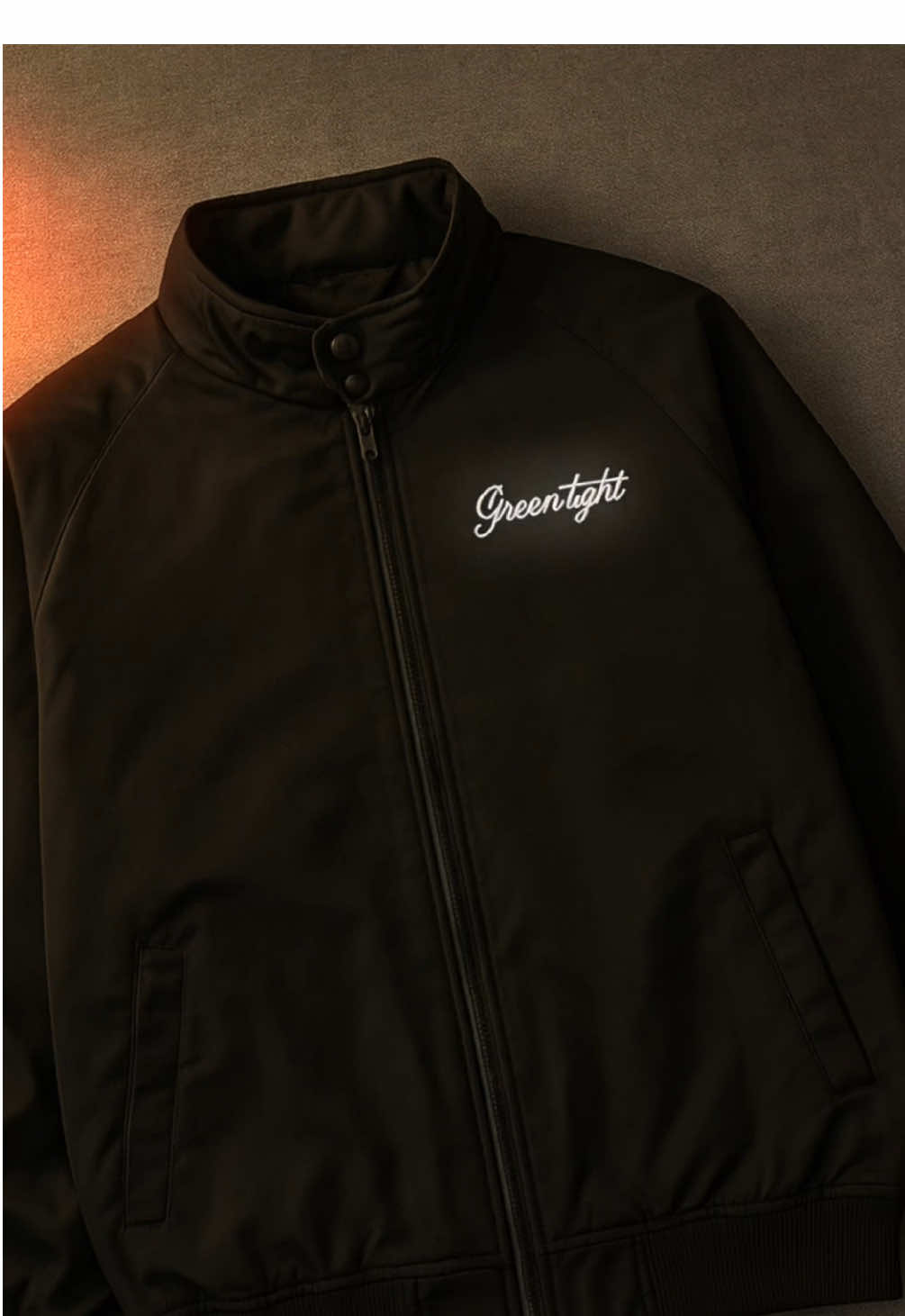 Tetap stylish di segala cuaca 🌤️ Greenlight Essential Jaket Bomber Pria ini hadir dengan desain simple tapi classy. Regular fit yang nyaman, cocok dipakai harian maupun nongkrong bareng teman. 🔥 Keunggulan: ✔️ Bahan berkualitas, awet & adem ✔️ Warna netral mudah dipadukan ✔️ Cocok untuk street style & casual look ✔️ Brand Greenlight original & trendy 💡 Tinggal padukan dengan kaos favorit + sneakers, auto ganteng maksimal! #JaketBomberPria #OutfitPriaStylish #GreenlightOriginal #StreetwearPria #OotdPriaKeren