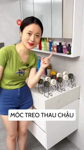 Với giá treo chậu rửa có đế hút này, bạn có thể treo chậu rửa lớn và nhỏ lên đó và cất giữ mà không tốn diện tích.