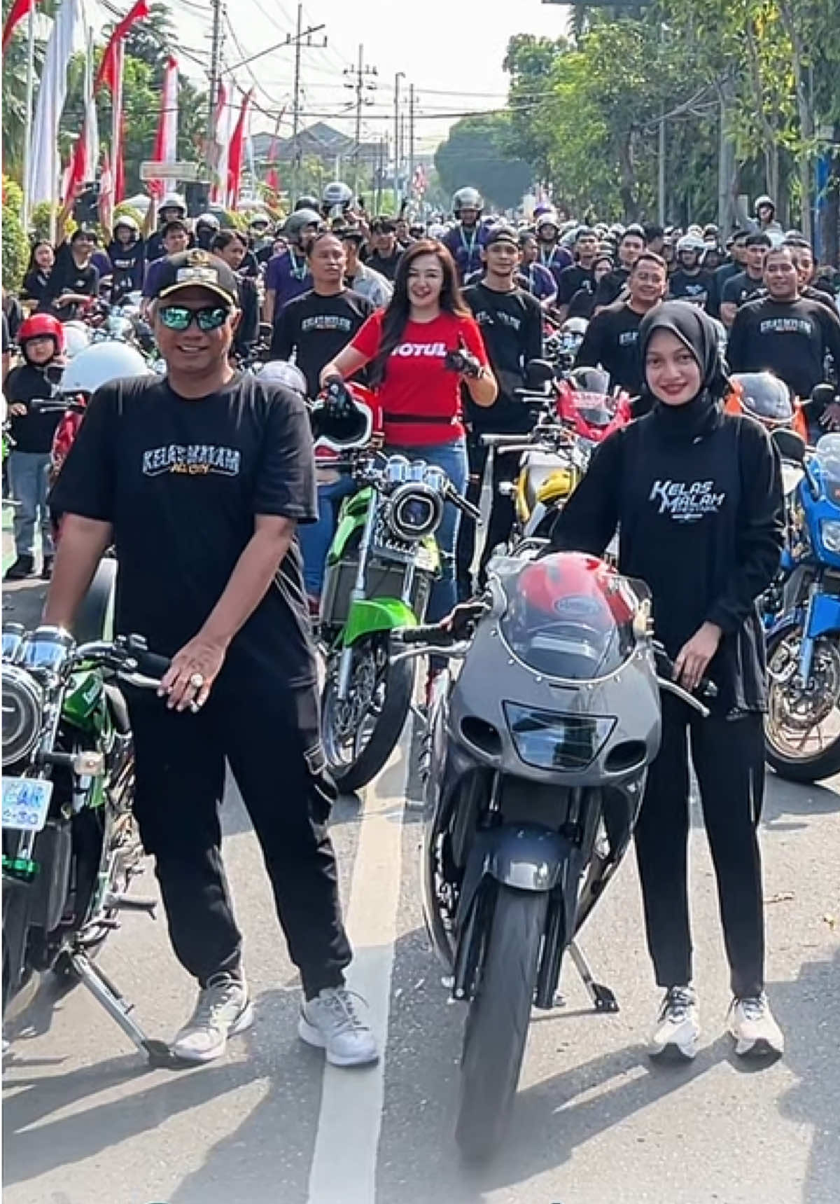 Kediri - Wali Kota Kediri Vinanda Prameswati melepas touring Ninja Kelas Malam Kediri di halaman Balaikota Kediri. Acara ini diikuti oleh 300 peserta yang terdiri dari komunitas motor Ninja dari Kediri Raya dan luar provinsi. Meskipun jumlah peserta pemberangkatan sebanyak 300 orang, diperkirakan ada sekitar 1000 peserta yang hadir di lokasi acara di Tirtayasa. Dalam sambutannya, Vinanda Prameswati menyambut baik kegiatan touring yang dapat meningkatkan solidaritas dan persaudaraan antar komunitas motor di Kediri. Ia berharap kegiatan ini dapat menjadi ajang untuk mempererat tali silaturahmi dan meningkatkan kesadaran akan keselamatan berlalu lintas. Vinanda juga mengapresiasi antusiasme peserta touring yang datang dari berbagai daerah, tidak hanya dari Kediri Raya tapi juga dari luar provinsi. Ia berharap kegiatan ini dapat menjadi momentum untuk meningkatkan pariwisata dan ekonomi lokal di Kediri. Dengan adanya kegiatan seperti ini, Vinanda berharap Kota Kediri dapat menjadi lebih maju dan sejahtera. Ia juga mengucapkan terima kasih kepada seluruh peserta dan panitia yang telah menyelenggarakan acara ini dengan baik. #vinanda #vinandaprameswati #kediri #kediri24jam #mbakvinandauntukkediri #kotakediri #vinandaforkediri