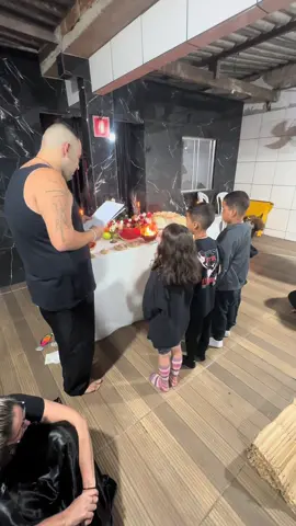 “Ensine o caminho certo para uma criança andar, e nem se quer um dia, ela desviará…” Ontem, realizamos um ritual para Hekates Kourotrophos e nesse momento registrado no vídeo, me passou um filme em minha cabeça, e me lembrei do quão minha infância foi feliz em meio da espiritualidade e que foi isso que me tornou quem sou !  Ver essas crianças rezando de frente a Hekates, me enche de orgulho e de uma alegria inexplicável, e de certa forma, me mostra que cumpro a minha missão em oferecer bons caminhos pra as próximas gerações. Com o coração cheio de alegria, rogo a Hekates que abençoe essas crianças por toda eternidade…  🗝️ Heya Hekate Kourotrophos 🗝️ . . . . . . . . . . . #hekate #hékate #hecates #hecate #hécate #hekatekourotrophos #criancas #crianças #bruxaria #bruxariahekatina