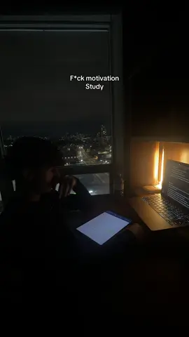 Everyone’s always asking me how I study for so long without getting sick of it. I do get sick of it but the difference between the people who make it and don’t is that those who don’t only rely on motivation instead of discipline #studytok #foryoupage #university #xyzbca #study #productivity #fyp #studying 